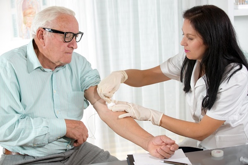 pankreasPhoto of a man having blood drawn