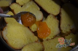 Příprava receptu Žemlovka s jablky a rozinkami a bílkovou peřinkou, krok 5