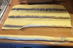 Příprava receptu Povidlové válečky ze zakysané smetany, krok 6