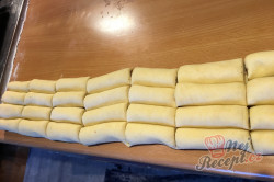 Příprava receptu Povidlové válečky ze zakysané smetany, krok 7