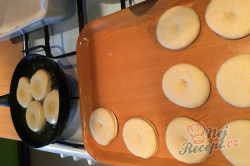 Příprava receptu Fantastické máslové koblihy s domácí marmeládou, krok 2