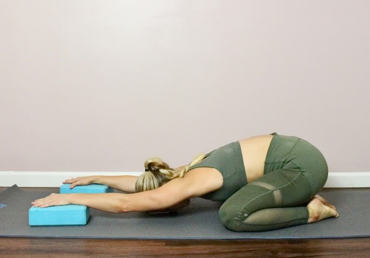 Těchto 9 jógových pozic vám uleví od bolesti zad a ramen
