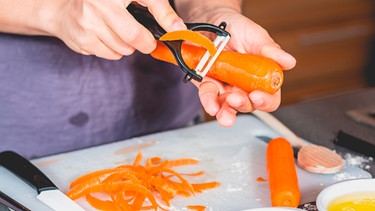 Bund mit frischen Karotten liegt auf dem Tisch | Bild: Jonathan Pielmayer, Unsplash
