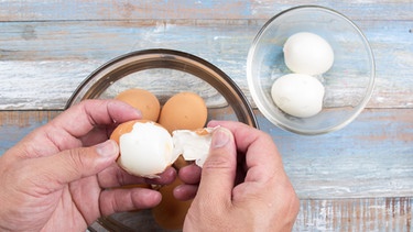 Mann schält gekochte Eier | Bild: colourbox.com